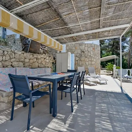 Guzman - Roseline Villa